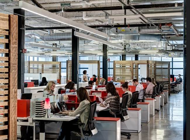 舊建筑改造加Loft風(fēng)格的辦公室家具案例賞析