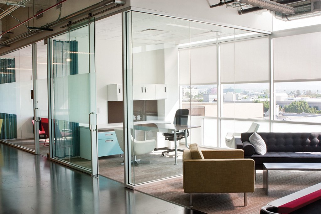 時尚現(xiàn)代風(fēng)格的總監(jiān)辦公室之總監(jiān)辦公桌的搭配設(shè)計賞析