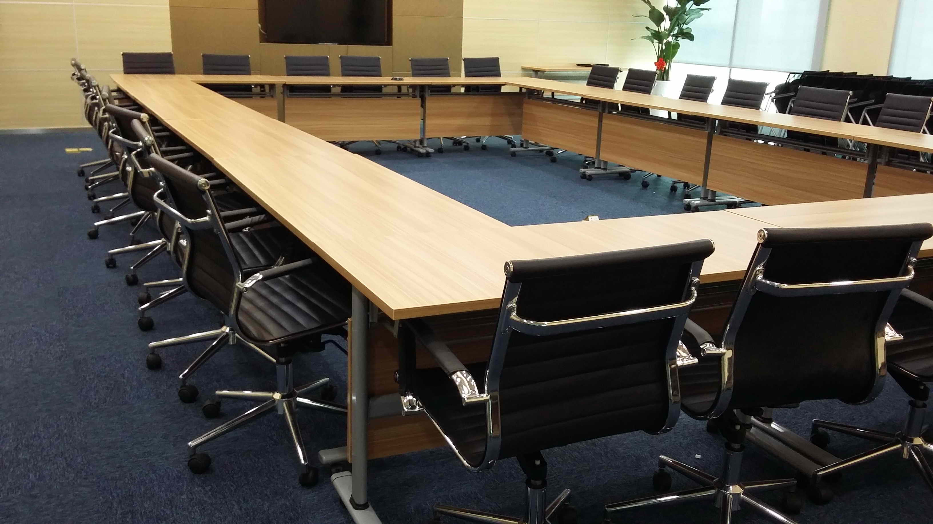 南京凡順辦公室家具廠為您介紹實(shí)木會(huì)議桌的選購(gòu)注意事項(xiàng)